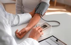 老年人如何应对低血压？专家：不猛起、不大餐、不擅自改药