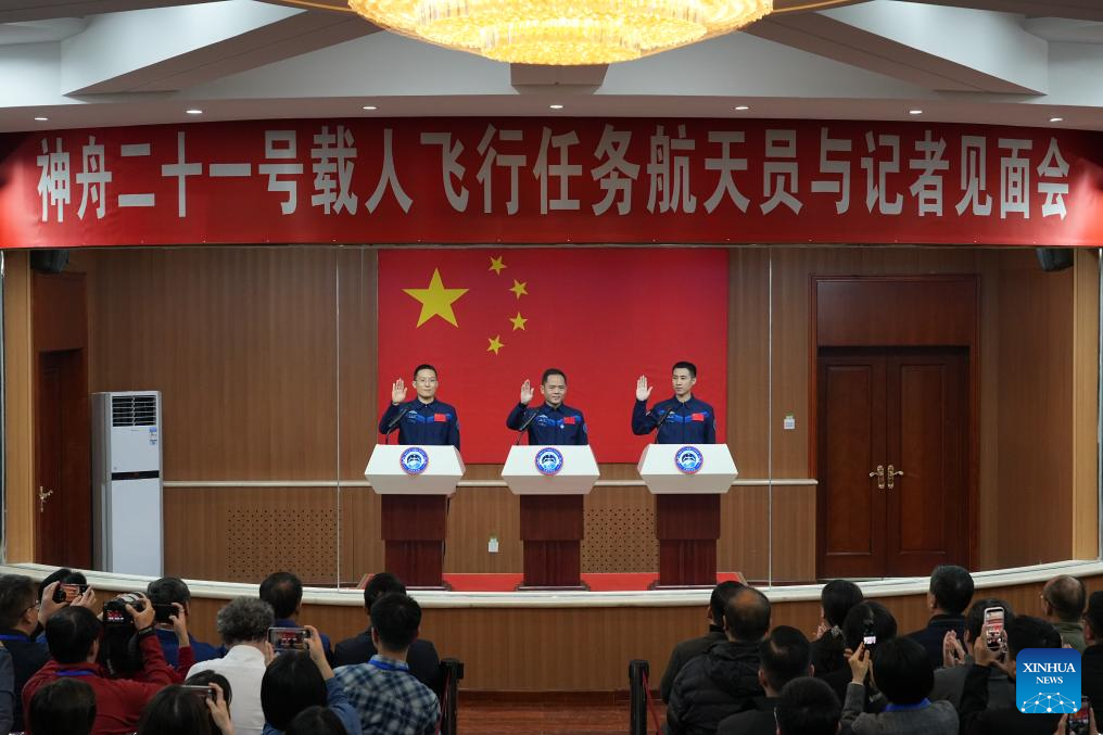 Astronauts of China's Shenzhou-21 mission meet press x2