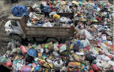 班查雷丹达填埋场遭阻挠致垃圾收运瘫痪 加德满都市民暂存垃圾在家中