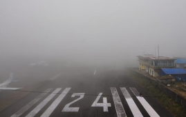 恶劣天气致卢克拉机场停航 上千游客滞留珠峰门户