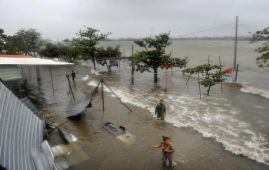 Typhoon Kalmaegi brings ‘life-threatening’ conditions to central Philippines