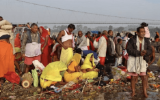 कार्तिक पूर्णिमामा रौतहटका नदीमा स्नान गर्नेको भीड