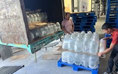 首批冈仁波齐冰川矿泉水运抵加德满都 中尼跨境饮品贸易再添新篇​