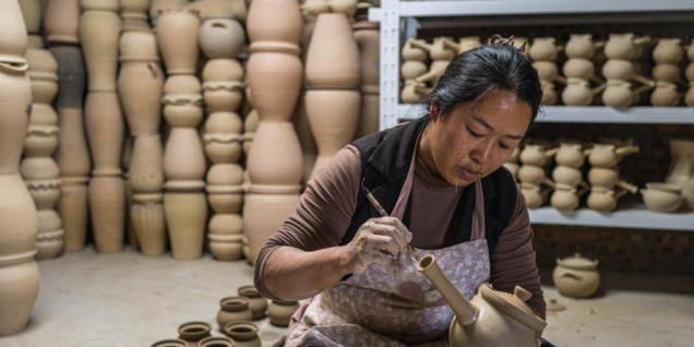 Liaohu Village of China's Yunnan boasts thousand-year pottery-making tradition