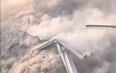 四川阿坝红旗桥突然垮塌