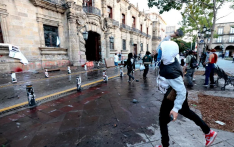 墨西哥数千人抗议政府安全政策 示威现警民冲突