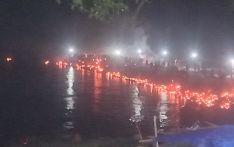 देवघाटमा स्नान गर्ने र सतविज छर्नेको भिड