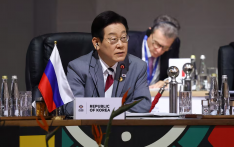 韩国总统李明博在二十国集团峰会上会见了中国总理和日本首相