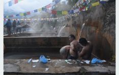 आमाछोदिङस्थित चिलिमे तातोपानीमा स्नान गर्नेको घुइँचो