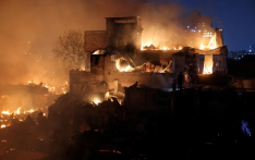 达卡科莱尔贫民窟发生毁灭性火灾，数千人无家可归