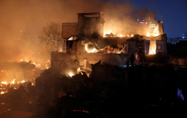 达卡科莱尔贫民窟发生毁灭性火灾，数千人无家可归