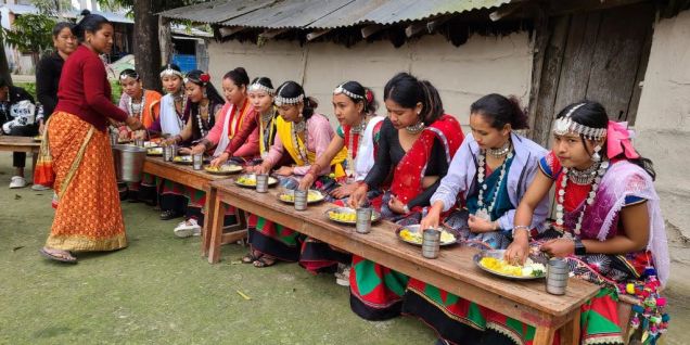 हराउँदै थारू समुदायको परम्परागत खानपान र जीवनशैली