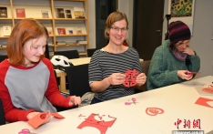 柏林中国文化中心举办诗歌诵读会《春天吞噬了冬天》