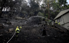 澳大利亚山火肆虐 多地房屋被毁 一消防员殉职