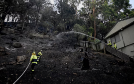 澳大利亚山火肆虐 多地房屋被毁 一消防员殉职