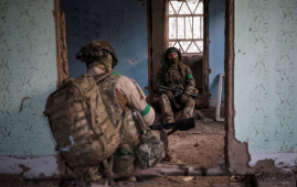 俄军步步逼近 乌东城市在战火与寒冬中苦撑