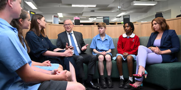 全球首个16岁以下社交媒体禁令在澳实施 政府捍卫举措 平台面临高额罚款压力