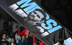 梅西提前离场后，愤怒的球迷在印度体育场进行破坏