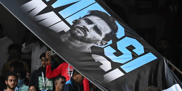 梅西提前离场后，愤怒的球迷在印度体育场进行破坏