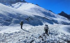 हिउँले छोपेको मुस्ताङ–डोल्पा जोड्ने सडक