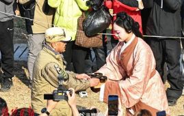 天山驼队3000公里“归乡”！今日叩关洛阳，丝路雄关上演古今对话