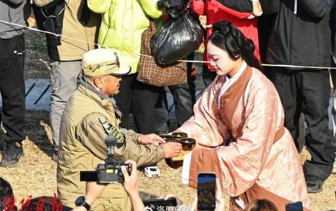 天山驼队3000公里“归乡”！今日叩关洛阳，丝路雄关上演古今对话