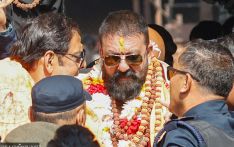 宝莱坞巨星桑杰·杜特造访帕舒帕蒂纳特神庙 加德满都民众争相一睹风采