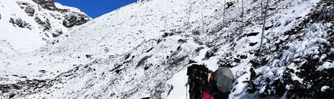 严寒席卷尼泊尔木斯塘 旅游淡季来临 民众避寒下山