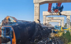 泰国高铁工地事故：起重机倒塌致列车出轨多人伤亡