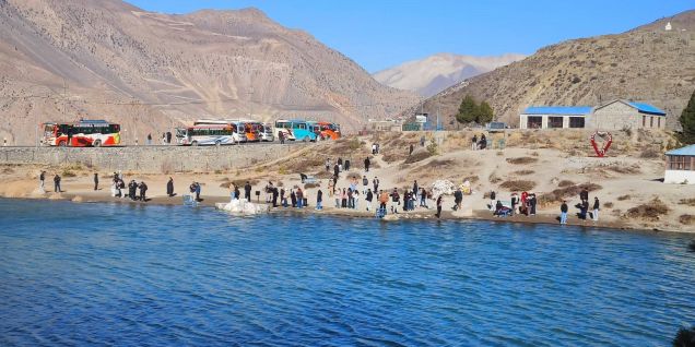 尼泊尔木斯塘杜姆巴湖冬日奇遇：未冻圣湖引客来，秘境文旅焕新机