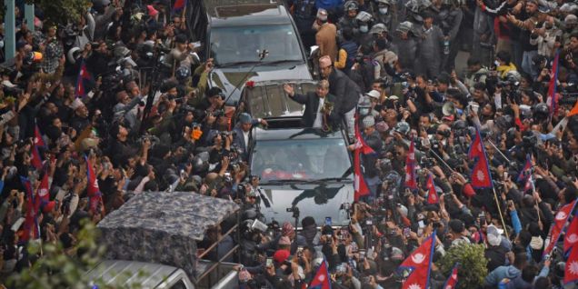 尼泊尔前国王返加德满都 保皇派执意违令举办欢迎仪式 选举前夕政治张力拉满