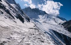 सडकको हिउँ पन्छाएर मतदान केन्द्र यथावत राखिने