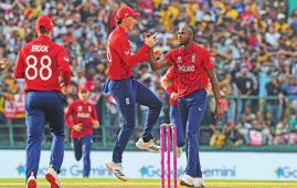 सुपर आठमा इङ्ग्ल्यान्डको विजयी सुरुवात