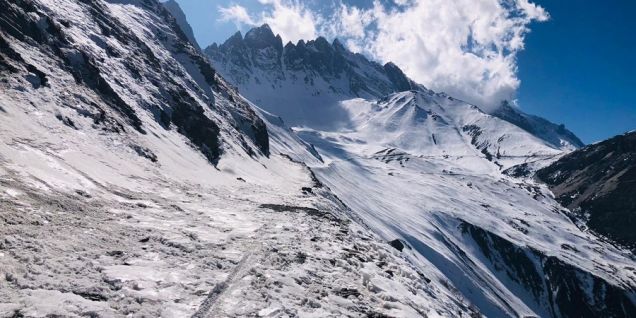 सडकको हिउँ पन्छाएर मतदान केन्द्र यथावत राखिने