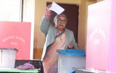 尼泊尔联邦众议院选举投票顺利举行 多名政要率先进场投票