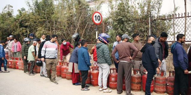 पुराना सिलिन्डर : घरमै म्याद नाघे, हल्ला चलेपछि उद्योगमा