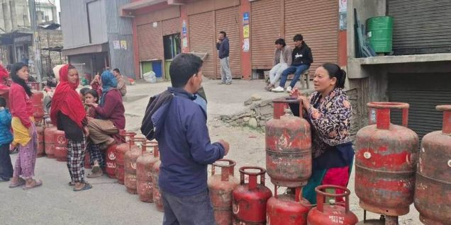 जुम्लामा ग्यास लिनेको भीड, प्रशासनले सुरु गर्‍यो अभिलेख प्रणाली