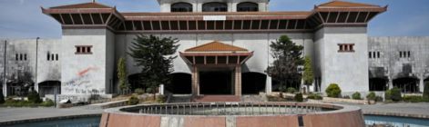 尼泊尔比伦德拉国际会议中心遭纵火后闲置半年 重建前景不明