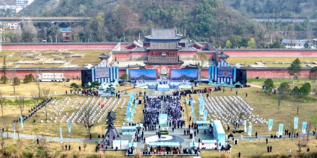 首个“国际太极拳日”十堰会场主题展演活动在武当山举行