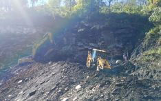 सडक खन्‍ने क्रममा पहिरो खस्दा एक्स्काभेटर चालक पुरिए