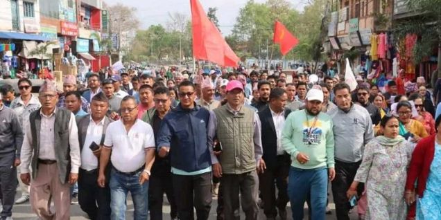 ओली पक्राउको विरोध गर्दै सुर्खेतमा पनि एमालेको प्रदर्शन