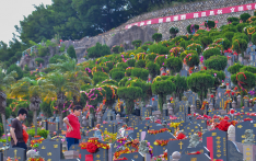 China mourns fallen heroes during Qingming Festival