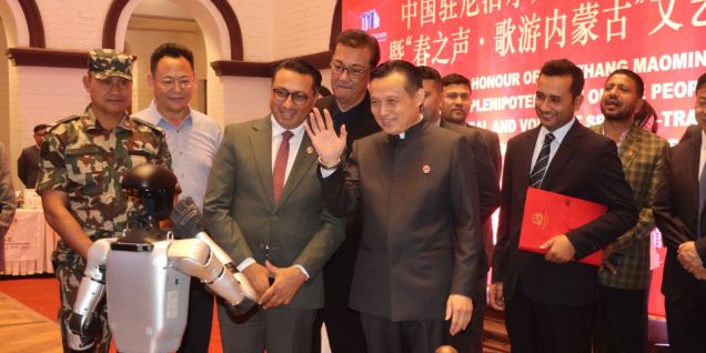 中国智能机器人、机器狗亮相尼泊尔外交盛会 一礼一演吸睛全场